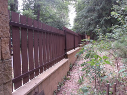 Plot z WPC planěk s oboustrannou imitac&iacute; dřeva působ&iacute; dokonale