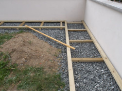 Ro&scaron;t pod venkovn&iacute; podlahu z ThermoWoodu jsme sestavili na zhutněn&yacute; &scaron;těrkov&yacute; podklad