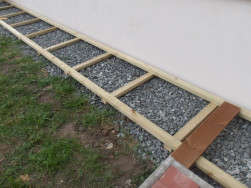 Na spodn&iacute; ro&scaron;t jsme použili impregnovanou lať 4,4 x 7 cm