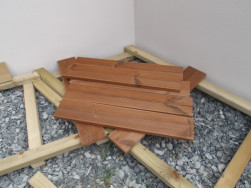 Jednotliv&aacute; prkna se k podkladn&iacute;mu ro&scaron;tu připevn&iacute; pomoc&iacute; nerezov&yacute;ch vrutů