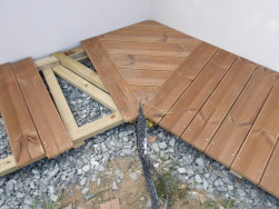 Mezi jednotliv&yacute;mi prkny venkovn&iacute; podlahy je třeba dodržovat dilatačn&iacute; sp&aacute;ru