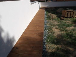 Venkovn&iacute; podlahu zb&yacute;v&aacute; u stěny oli&scaron;tovat a v předn&iacute; č&aacute;sti uzavř&iacute;t a skr&yacute;t podkladn&iacute; ro&scaron;t