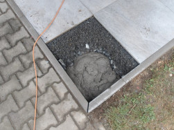 Do takto připraveného betonu bude  vsunut dvojitý H úchyt