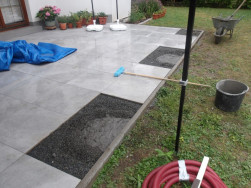 Pro zabetonování dvojitých H úchytů jsme museli částečně rozebrat dlažbu terasy