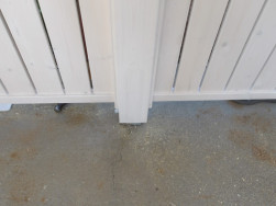 Překrytí kovového úchytu bílou palubkou se sraženými hranami vypadá velice čistě