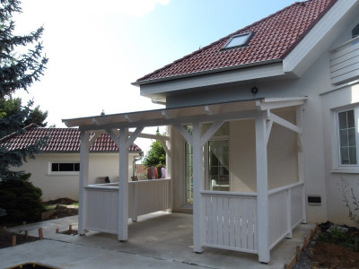 Dřevěná pergola se zábradlím a šindelovou střechou 