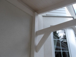 Konstrukce stojky, pozednice a vzpěry  byla vyrobena z lepených smrkových hranolů