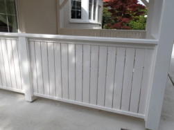 Zábradlí do pergoly bylo předmontováno v truhlárně, mezi jednotlivými palubkami jsme dodrželi 5 mm mezery