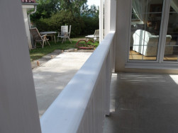 Zábradlí pergoly jsme zakončili širokým, hladce hoblovaným bílým madlem