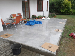 Vyznačení míst která budou rozebrána na betonování úchytů pro stojky pergoly