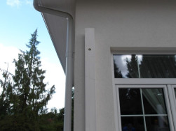 Stojky u domu a pozednice byly kotveny pomocí závitových tyčí a chemické kotvy