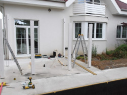 Přední stojky z pepených hranolů kotveny na zabetonovaný H úchyt