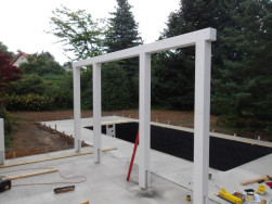 Přední konstrukci pergoly jsme vyrobili z lepených hranolů smrkového dřeva