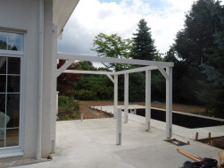 Na sestavenou spodní část konstrukce pergoly přijde na řadu montáž konstrukce střechy