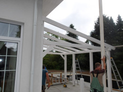 Montáž střechy musí být precizní a zabere víc času