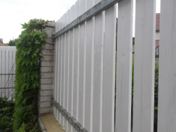 Plotov&eacute; plaňky připevněn&eacute; na plotov&eacute; r&yacute;gle z vněj&scaron;&iacute; strany