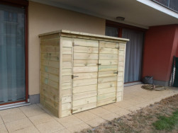 Impregnovan&eacute; dřevo př&iacute;stře&scaron;ku m&aacute; lehce nazelenal&yacute; n&aacute;dech