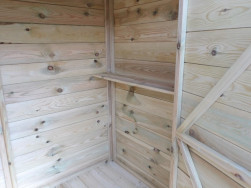 Př&iacute;stře&scaron;ek je vyroben&yacute; z borov&eacute;ho dřeva