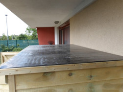 Souč&aacute;st&iacute; př&iacute;stře&scaron;ku na kola je i stře&scaron;n&iacute; lepenka