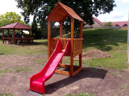 N&aacute;stupn&iacute; v&yacute;&scaron;ka pro skluzavku je u t&eacute;to věže 100 cm