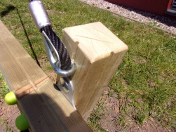 Detail upevněn&iacute; vyztužen&eacute;ho lana přek&aacute;žkov&eacute; dr&aacute;hy
