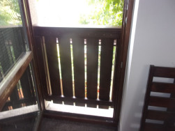 Krátké balkonové zábradlí montované na balkoně v prvním patře