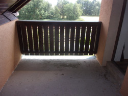 Delší balkonové zábradlí na zastřešené terase v prvním patře