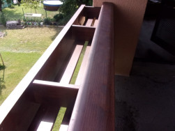 Dřevěný kryt na balkonové truhlíky pro převislé pelargonie