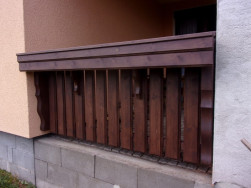 Dřevěné balkonové zábradlí na vyvýšené terase