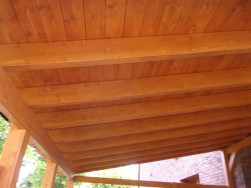 Smrkov&eacute; palubky jsme povrchově o&scaron;etřili stejnou lazurou jako původn&iacute; pergolu