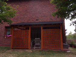 Po ročn&iacute;m už&iacute;v&aacute;n&iacute; nezastře&scaron;en&eacute; pergoly z&aacute;kazn&iacute;k změnil n&aacute;zor a pož&aacute;dal o dodatečn&eacute; zastře&scaron;en&iacute;