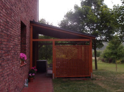 Zastře&scaron;en&aacute; pergola bude využita i za de&scaron;tiv&eacute;ho počas&iacute;