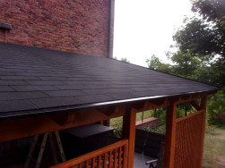 Čern&yacute; plech - okapnice v předn&iacute; č&aacute;sti zastře&scaron;en&iacute;