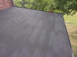 Pod čern&yacute; asfaltov&yacute; &scaron;indel jsme nejprve položili podkladov&yacute; p&aacute;s