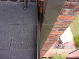 Barven&yacute; čern&yacute; plech jsme použili pro &scaron;t&iacute;tov&eacute; lemov&aacute;n&iacute; zastře&scaron;en&iacute;