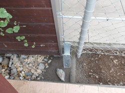 Prodloužení plné dělící stěny zvýší klid a soukromí na venkovní terase