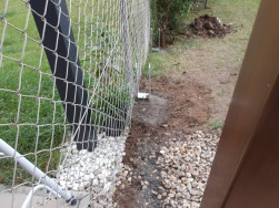 Po vytvrzení betonu jsme do ocelových dvojitých úchytů připevnili plotové sloupky v hodní části zakončené špicí