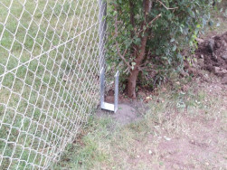 Dvojité zabetonované H úchyty připravené na vsazení plotových sloupků