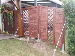 Z důvodu svažitého terénu jsme zástěny vyrobili v atypickém rozměru i tvaru