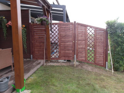 Zahradní zástěny s ozdobnou mříží byly napojeny na stávající plnou dřevěnou zástěnu