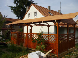 Dřevěné zástěny jsme k pergolovým stojkám kotvili přes kovové úhelníky