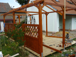 Dřevěné zástěny Praktik jsme ošetřili lazurou Xyladecot Oversol v odstínu sipo