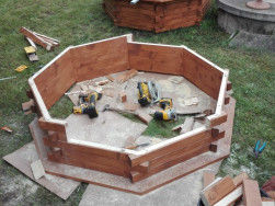 Spodn&iacute; č&aacute;st krytu studny byla vyrobena ze smrkov&yacute;ch hranolů