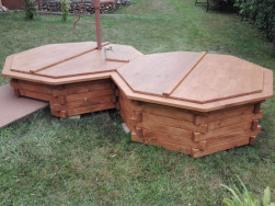 Oba poklopy jsou ve středu děleny na poloviny