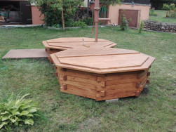 Povrchov&aacute; &uacute;prava dřeva provedena lazurou Xyladecor v odst&iacute;nu palisandr