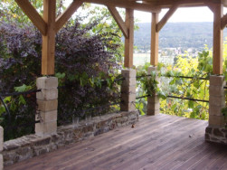 Podlaha ze dřeva borovice bude dodatečně o&scaron;etřena bezbarvou lazurou