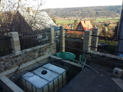 Kamenn&eacute; z&aacute;klady se zabudovanou n&aacute;drž&iacute; na de&scaron;ťovou vodu budou překryty dřevěnou podlahou