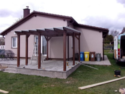 Hotov&aacute; zastře&scaron;en&aacute; pergola bude doplněna na m&iacute;ru vyroben&yacute;mi mř&iacute;žemi