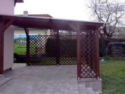 Ozdobn&eacute; mř&iacute;že jsme o&scaron;etřili stejnou lazurou jako stojky zastře&scaron;en&eacute; pergoly