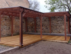 Obvod podlahy byl zakončen stejn&yacute;mi prkny a t&iacute;m elegantně skryt podlahov&yacute; ro&scaron;t